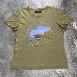 Hunting world Olive Green T Shirt. Size Small